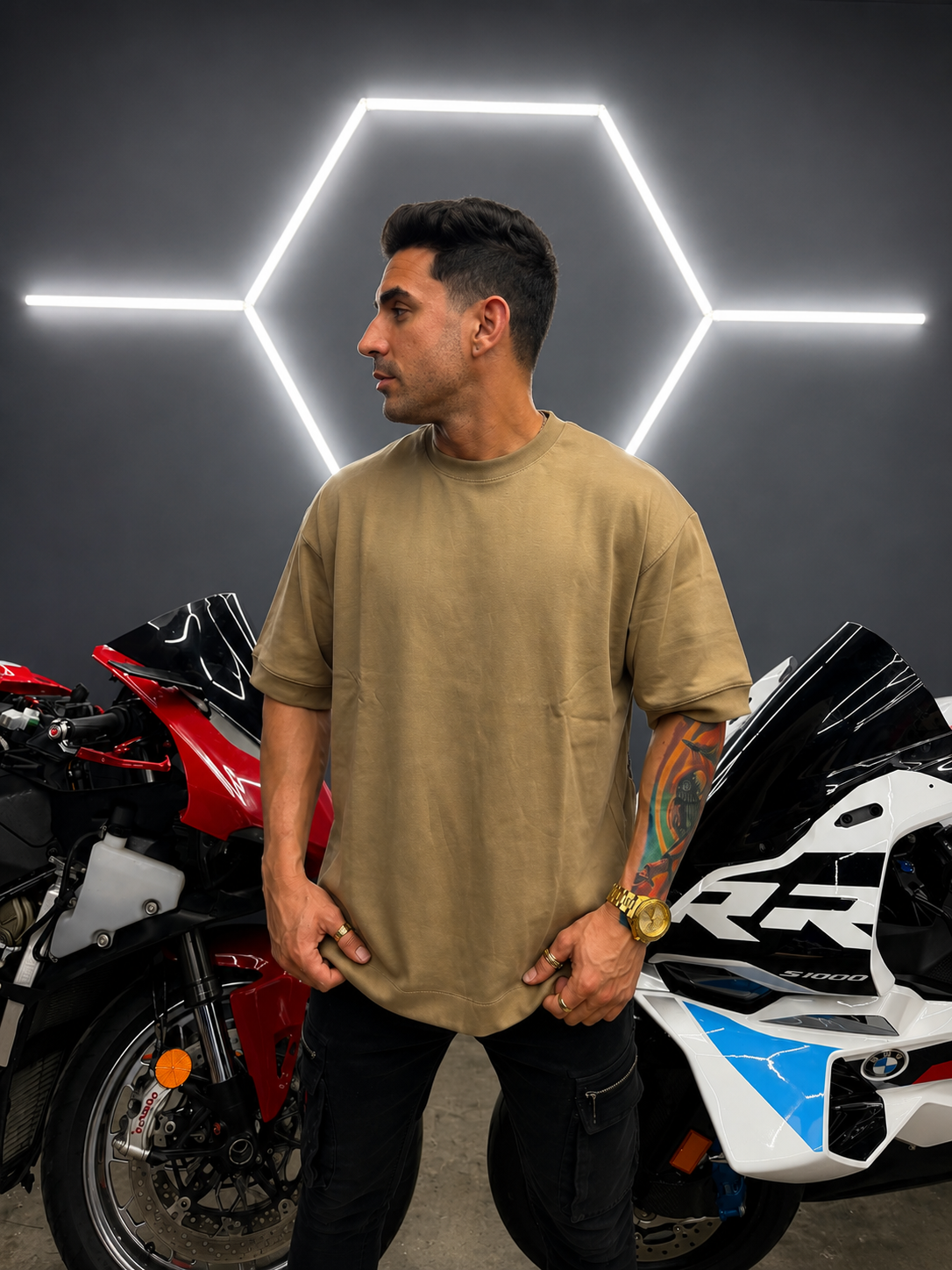 Playera oversized premium en color arena/camel con diseño limpio y minimalista.