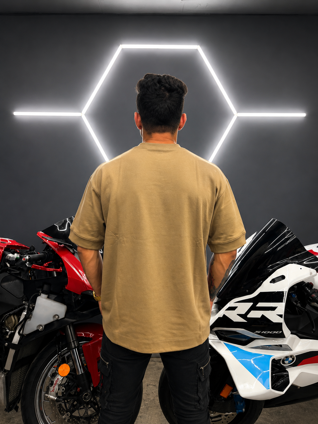 Playera oversized premium en color arena/camel con diseño limpio y minimalista.