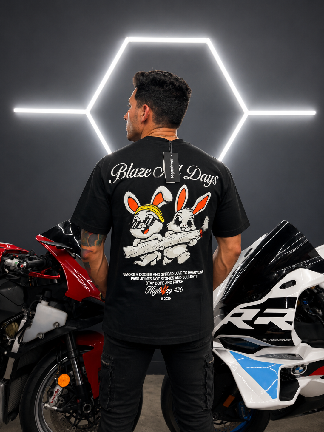 Playera oversized edición streetwear con diseño gráfico exclusivo en la parte trasera
