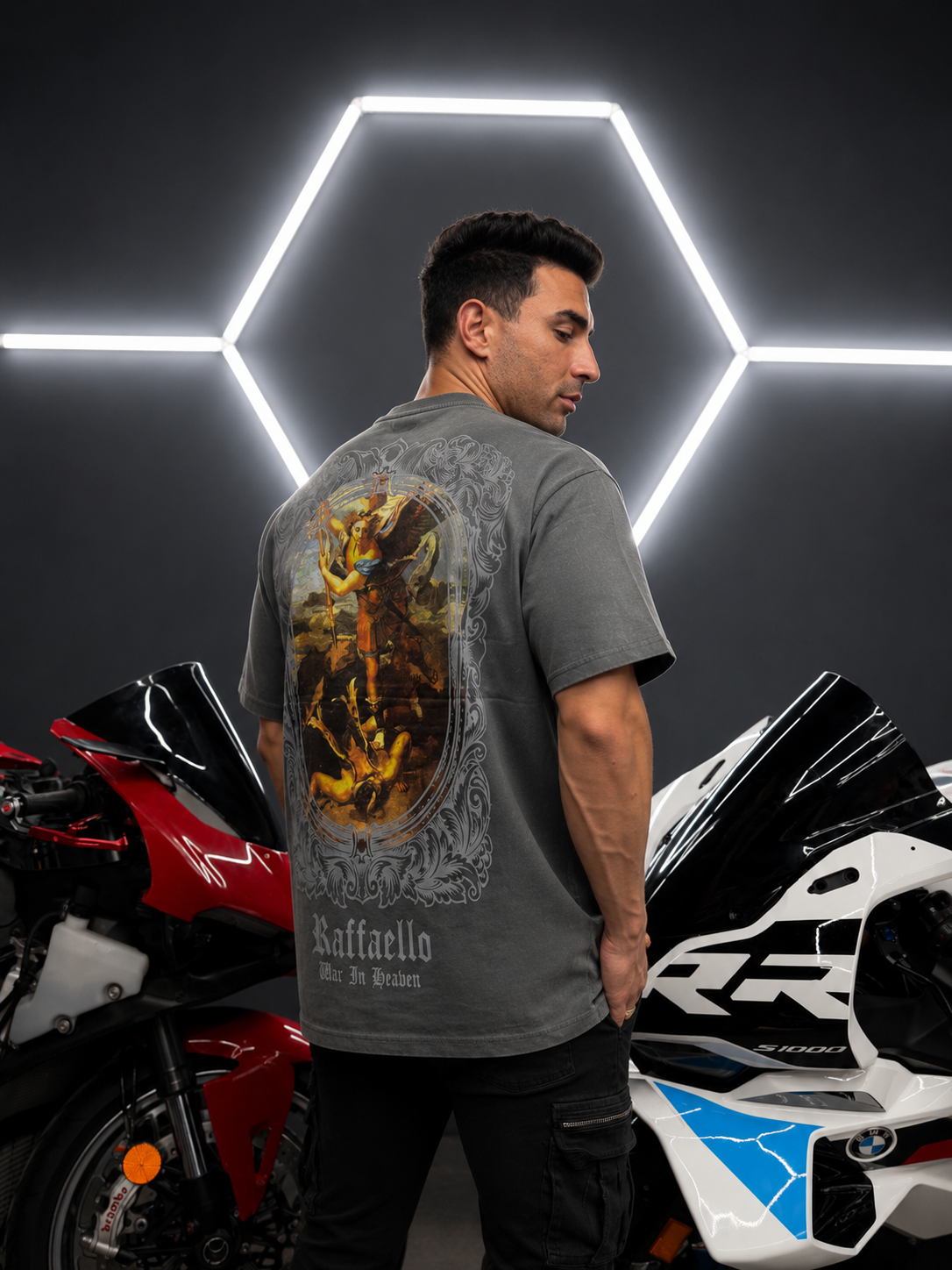 Playera oversized premium color gris lavado con diseño artístico exclusivo inspirado en arte clásico