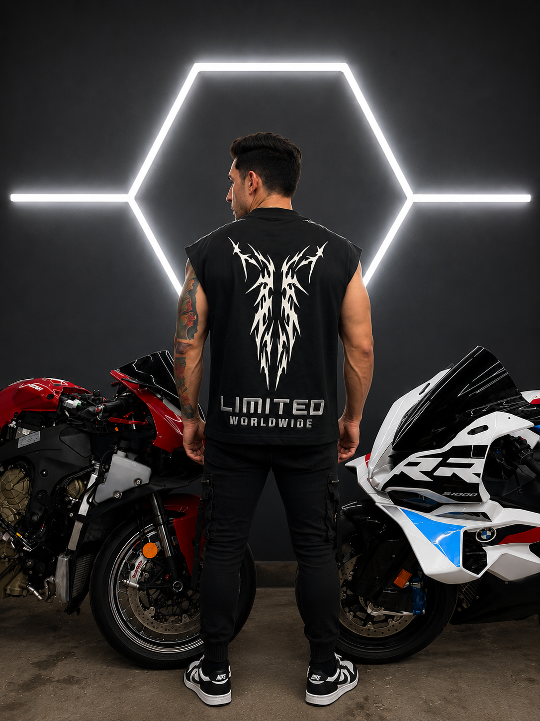 Camiseta sin mangas oversized color negro con diseño streetwear agresivo