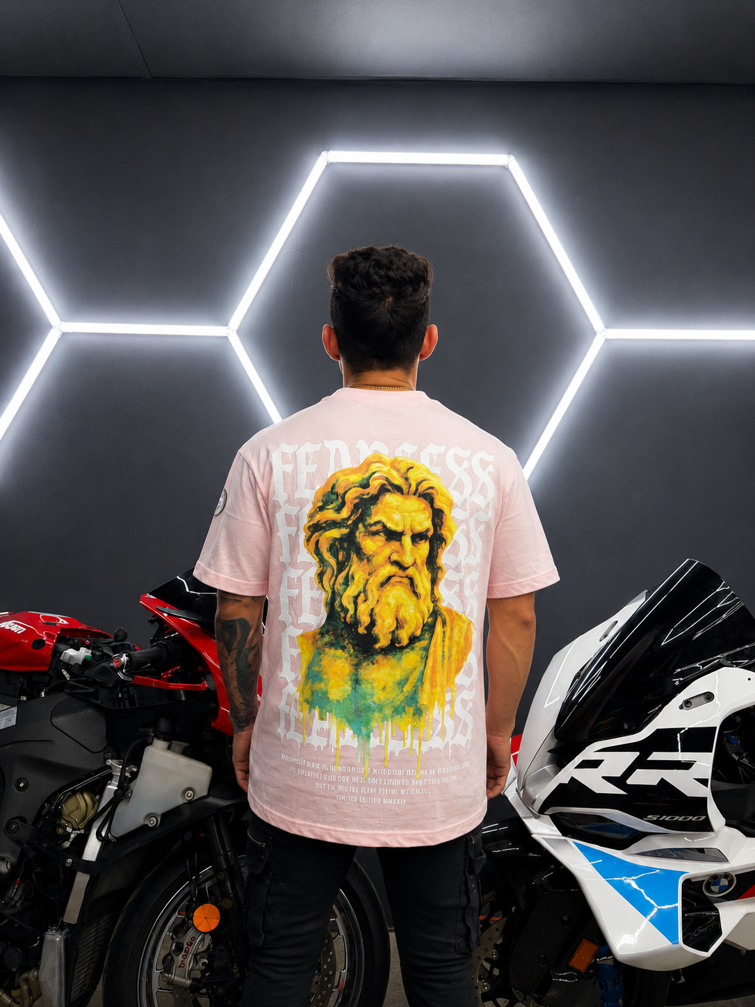 Playera oversized “Fearless” en color rosa pastel