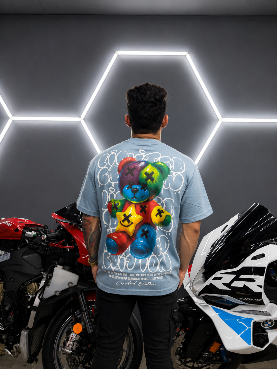 Playera oversized “Limited Edition” en color azul cielo con diseño exclusivo estilo graffiti