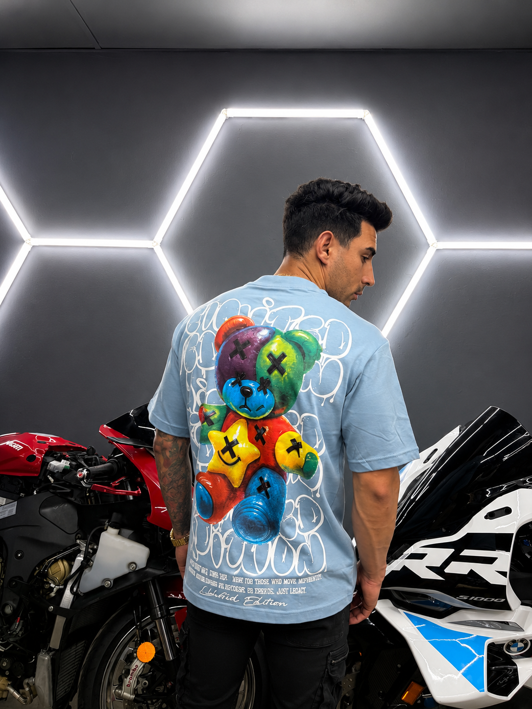 Playera oversized “Limited Edition” en color azul cielo con diseño exclusivo estilo graffiti
