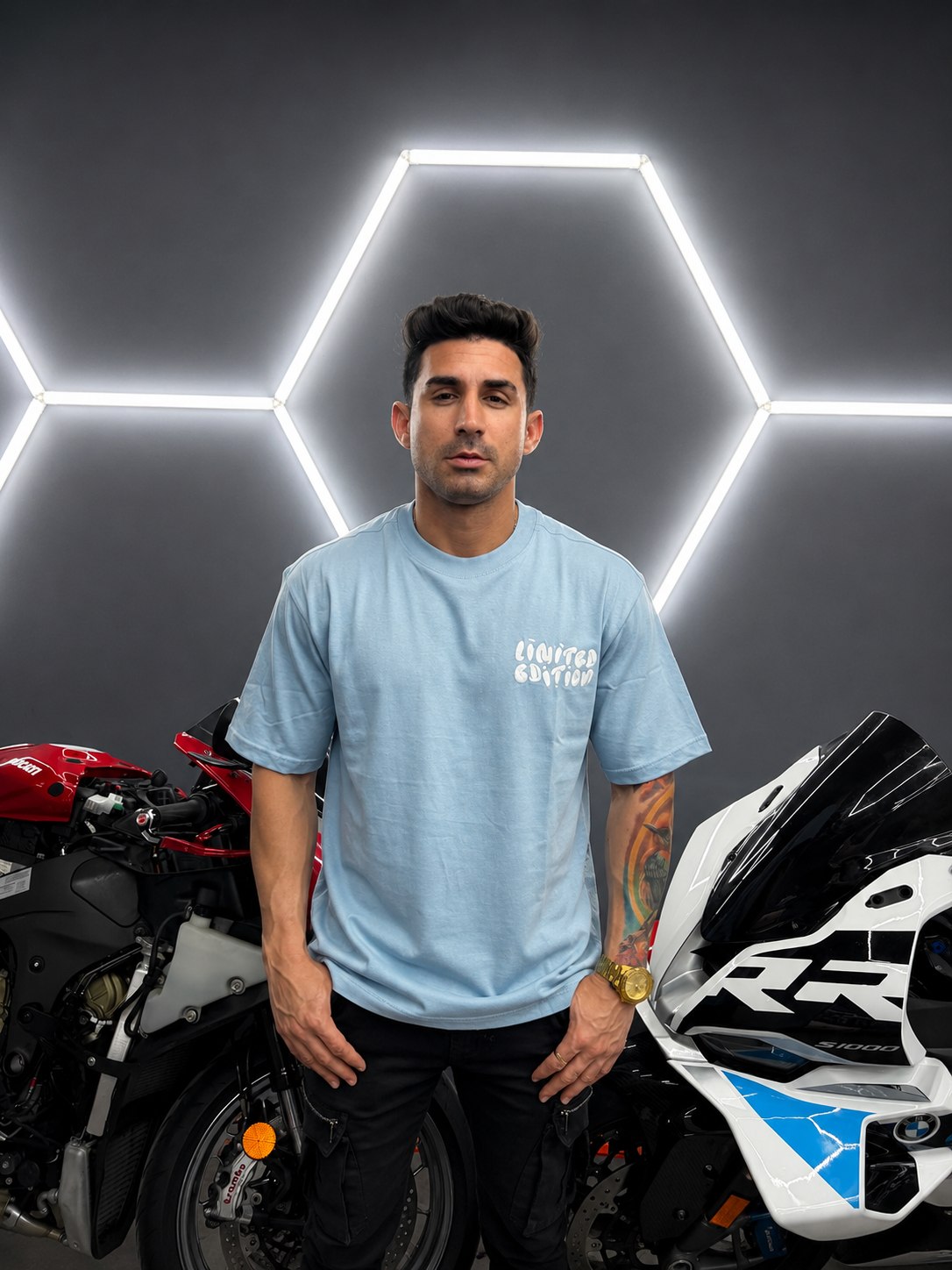 Playera oversized “Limited Edition” en color azul cielo con diseño exclusivo estilo graffiti