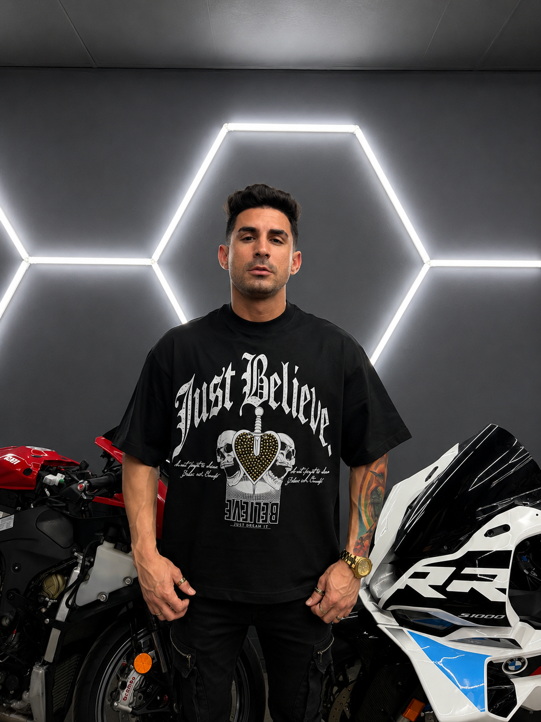 Playera oversized “Just Believe” en color negro con diseño streetwear agresivo