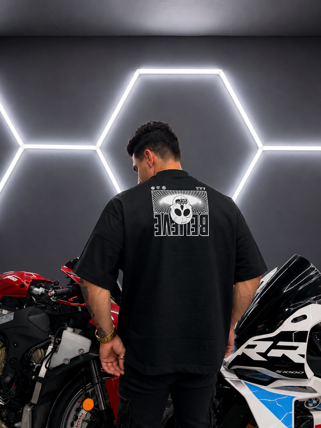 Playera oversized “Just Believe” en color negro con diseño streetwear agresivo