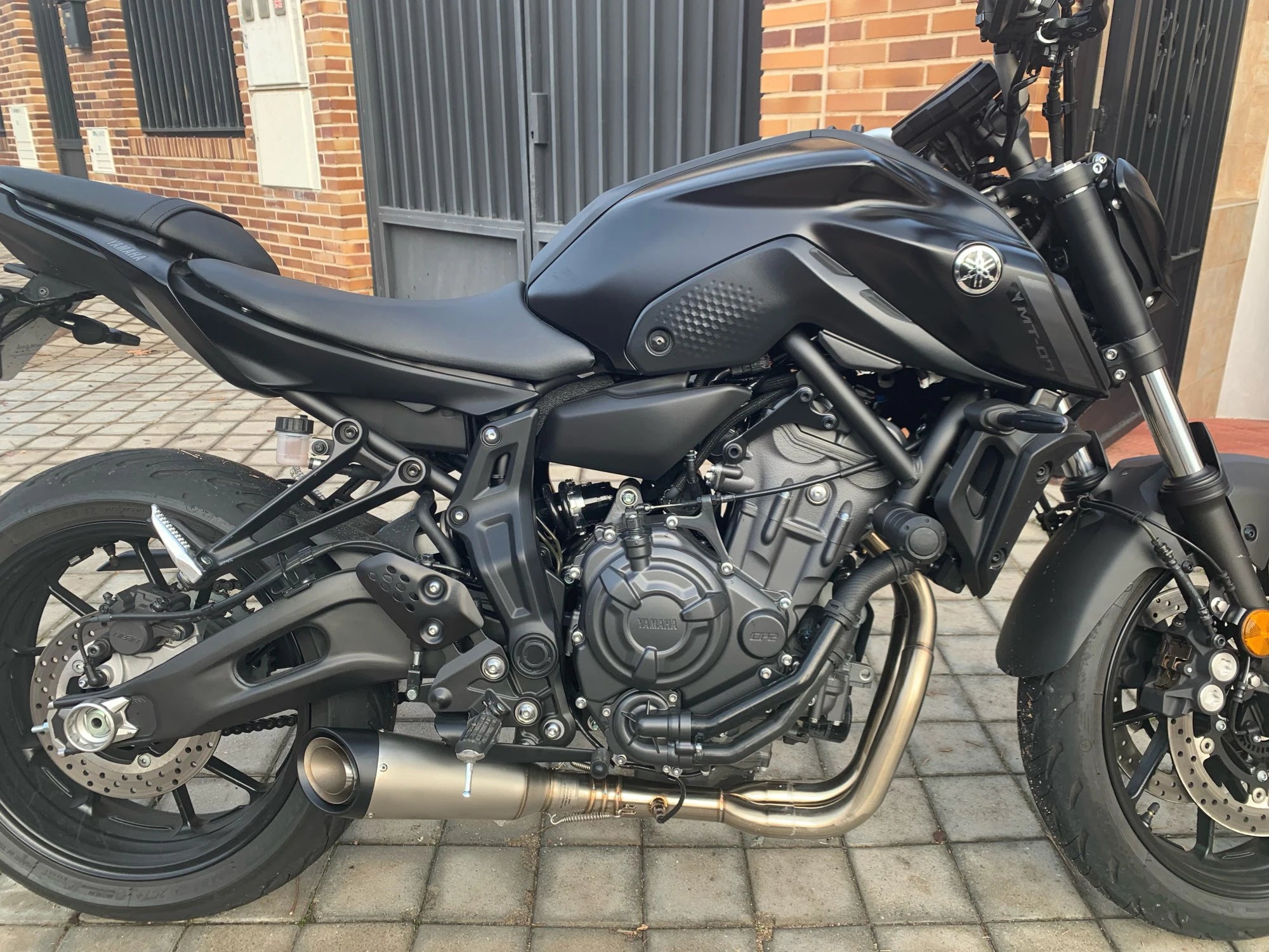 Sistema de Escape Slip-On con DB Killer para Yamaha MT-07, FZ-07 y R7 (2014-2025)